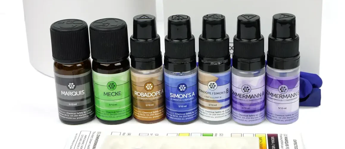 MDMA-Testkit mit den Reagenzien Marquis, Mecke, Robadope, Simon's, Zimmermann