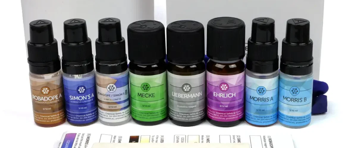 Kokain-Testkit mit den Reagenzien Morris, Ehrlich, Liebermann, Mecke, Simon's, Robadope