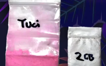 Tütchen mit rosa Tusi-Pulver und weißem 2C-B-Pulver