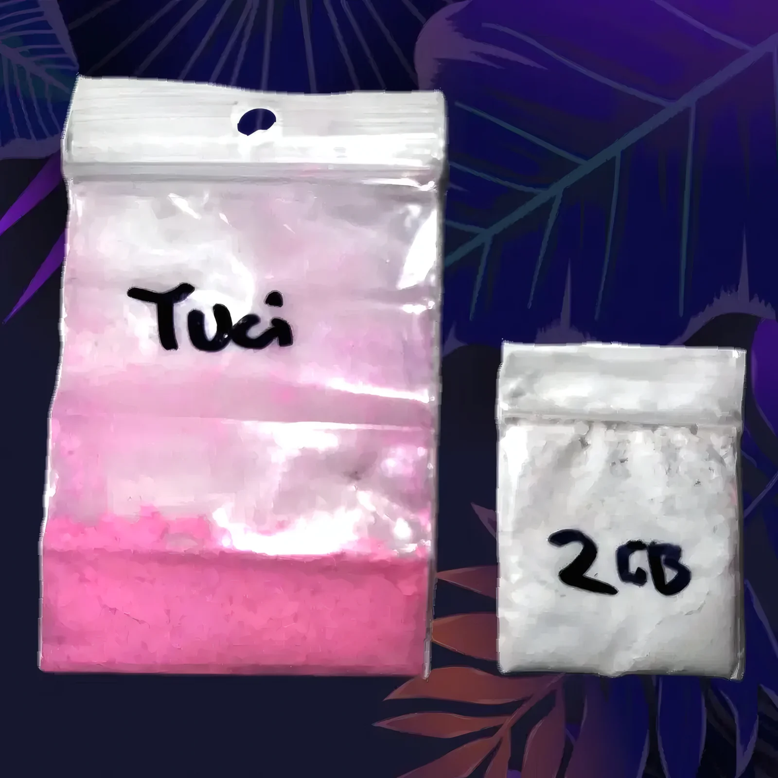 Tütchen mit rosa Tusi-Pulver und weißem 2C-B-Pulver