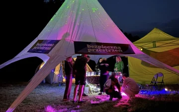 Harm-Reduction-Zelt von Bezpieczna Przestrzeń auf einem Musikfestival