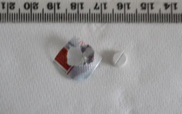 Weiße runde Tramadol-Tablette neben ihrem Blister