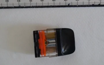 Vape-Pod-Kartusche neben einem Lineal, als Laborprobe eingesandt