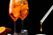 Ein Test zum Nachweis von Drogen in Getränken, die neben zwei Orangencocktails verwendet werden
