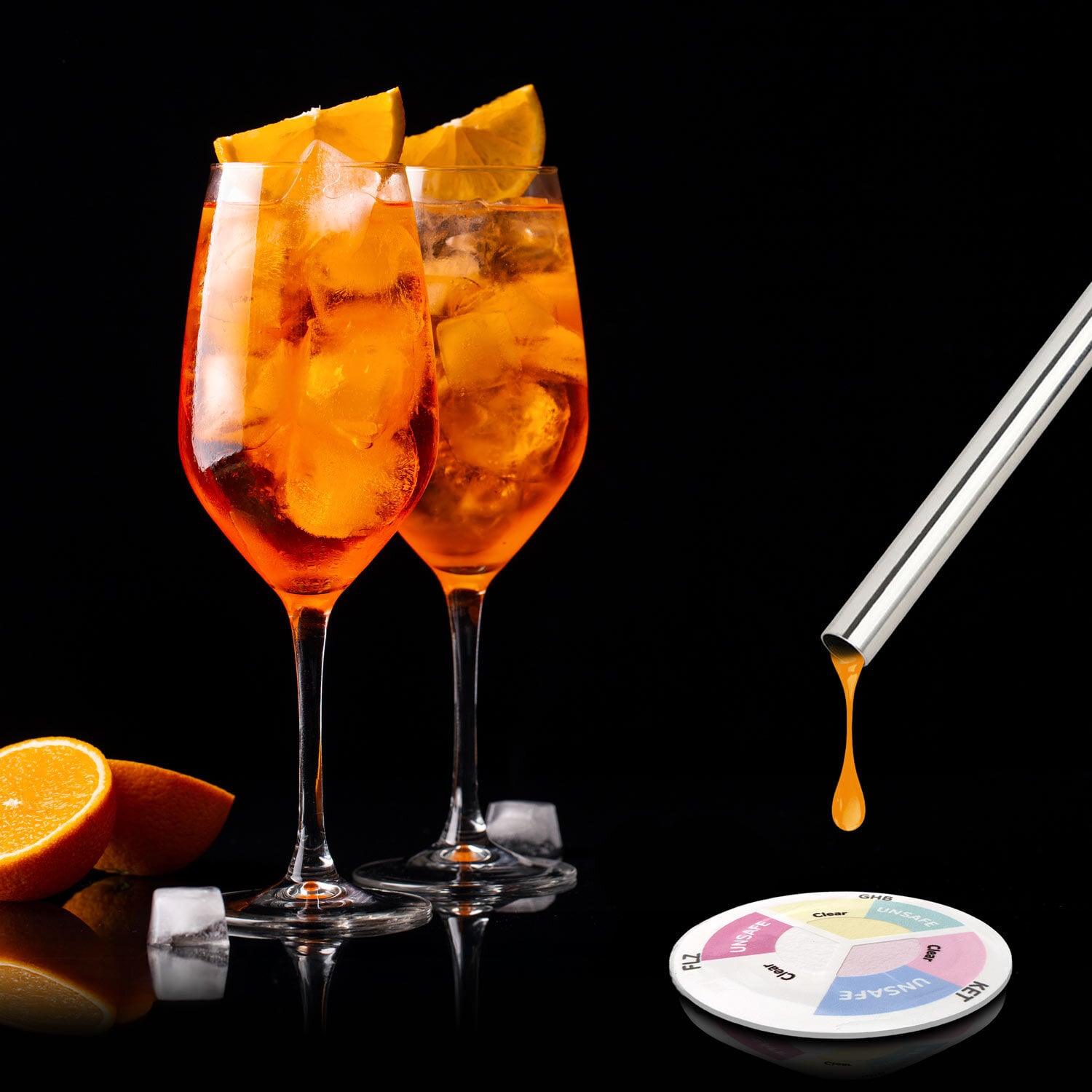 Ein Test zum Nachweis von Drogen in Getränken, die neben zwei Orangencocktails verwendet werden